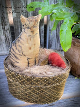 Oval Keepsake Cat Box With A Wee Berry
